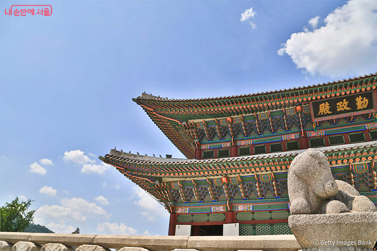 경복궁에서 문종이 38세의 나이로 승하하였다.