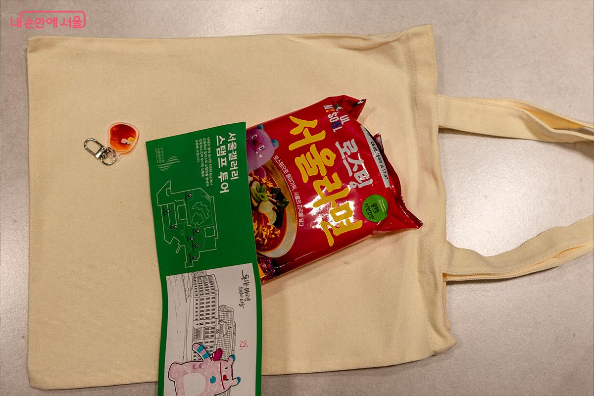 해치 스탬프 투어 기념품 에코백과 안내 지도ⓒ장신자