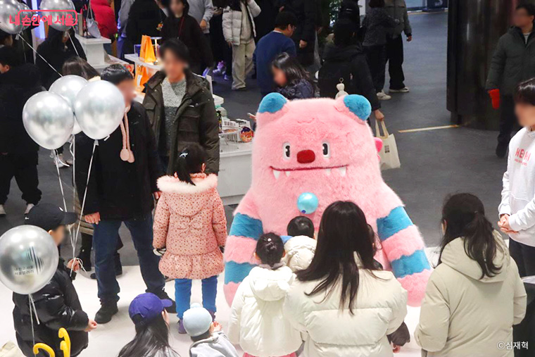 행사 중 서울시 마스코트 &lsquo;해치&rsquo; 탈인형이 시민들을 맞이할 예정이다. 사진은 개관행사 모습.