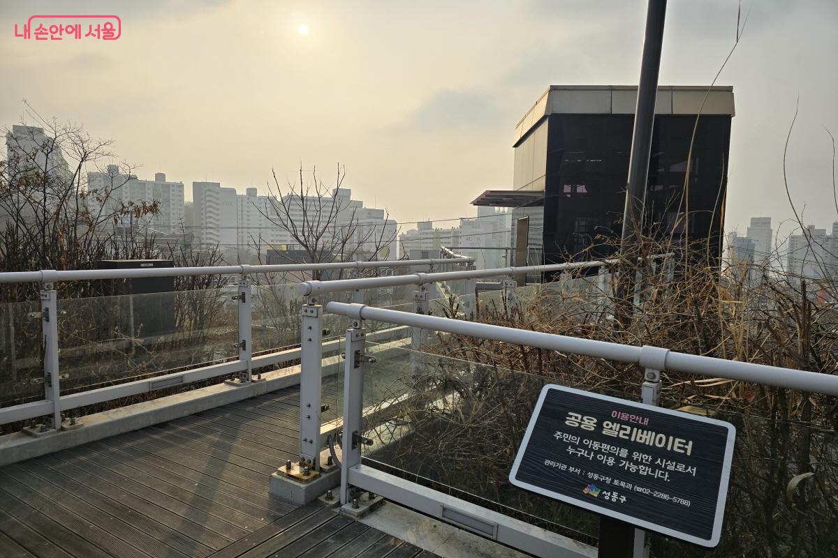 24시간 운영되는 옥수동 구릉지 엘리베이터 &copy;조수연