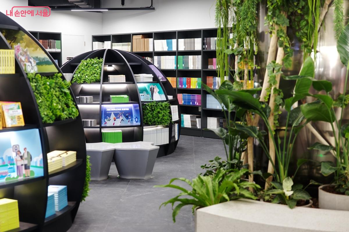 서울책방이라고 하는 도서관 같은 역할을 하는 공간도 있다