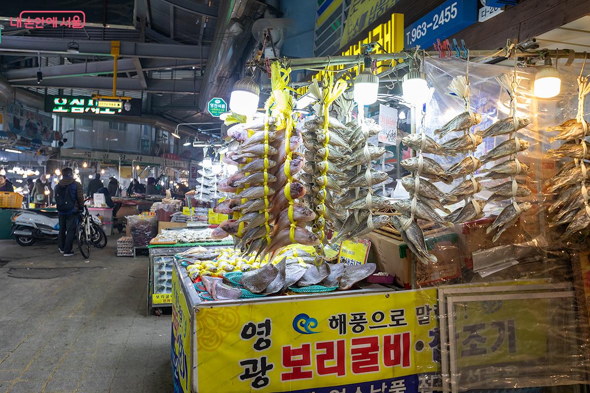 농수산물과 한약재를 두루 취급하는 서울 최대 규모의 재래시장이다. &copy;문청야