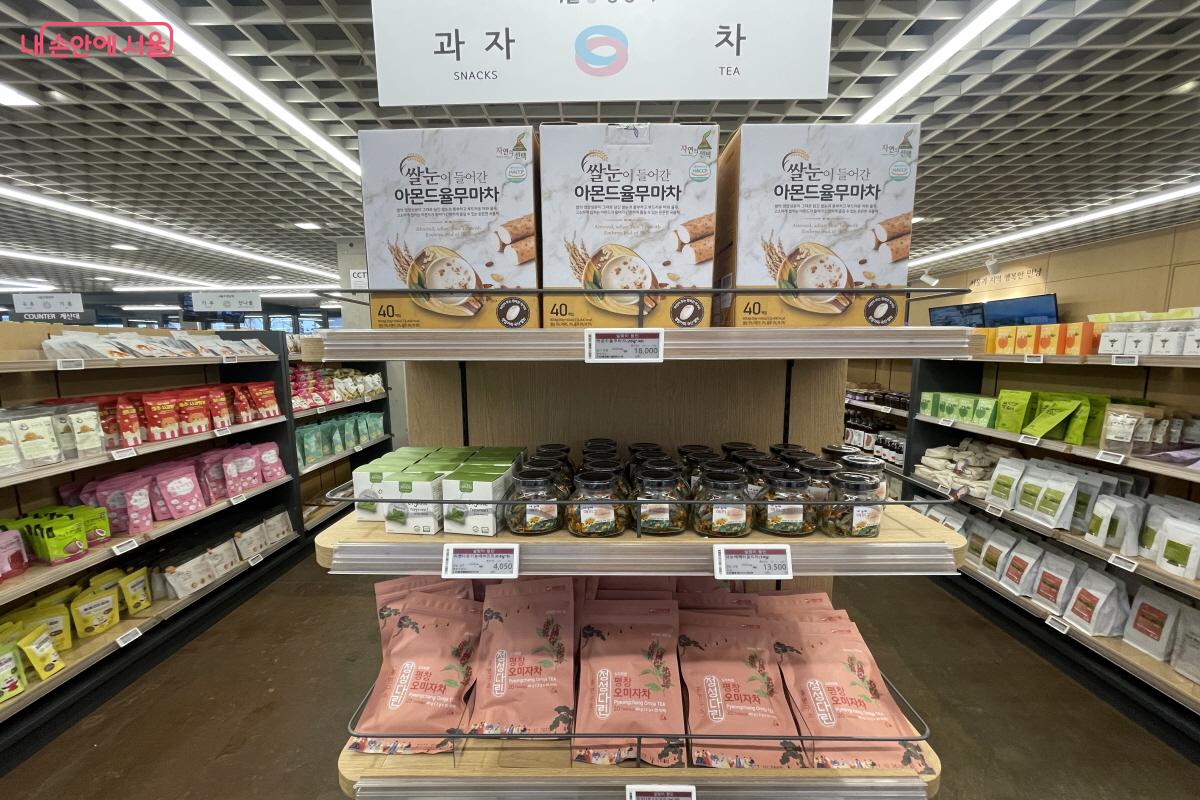 지역 특산품으로 만든 과자류와 차류도 다양하다. ⓒ이정민   