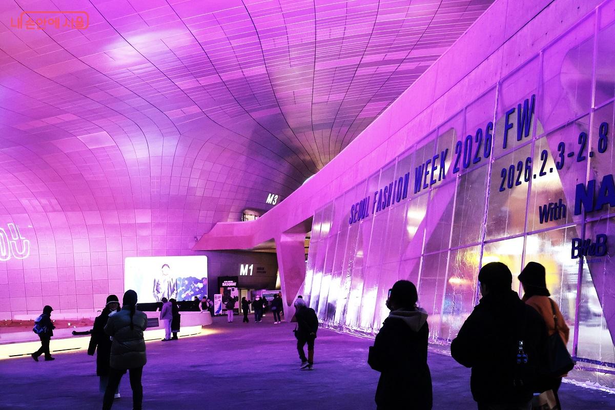 행사가 진행되고 있는 DDP 화려한 조명 아래 시민들의 발길이 끊임없이 이어지고 있다.