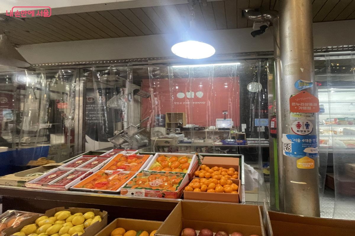 온누리상품권 가맹점 스티커가 부착된 과일가게 ⓒ이정민