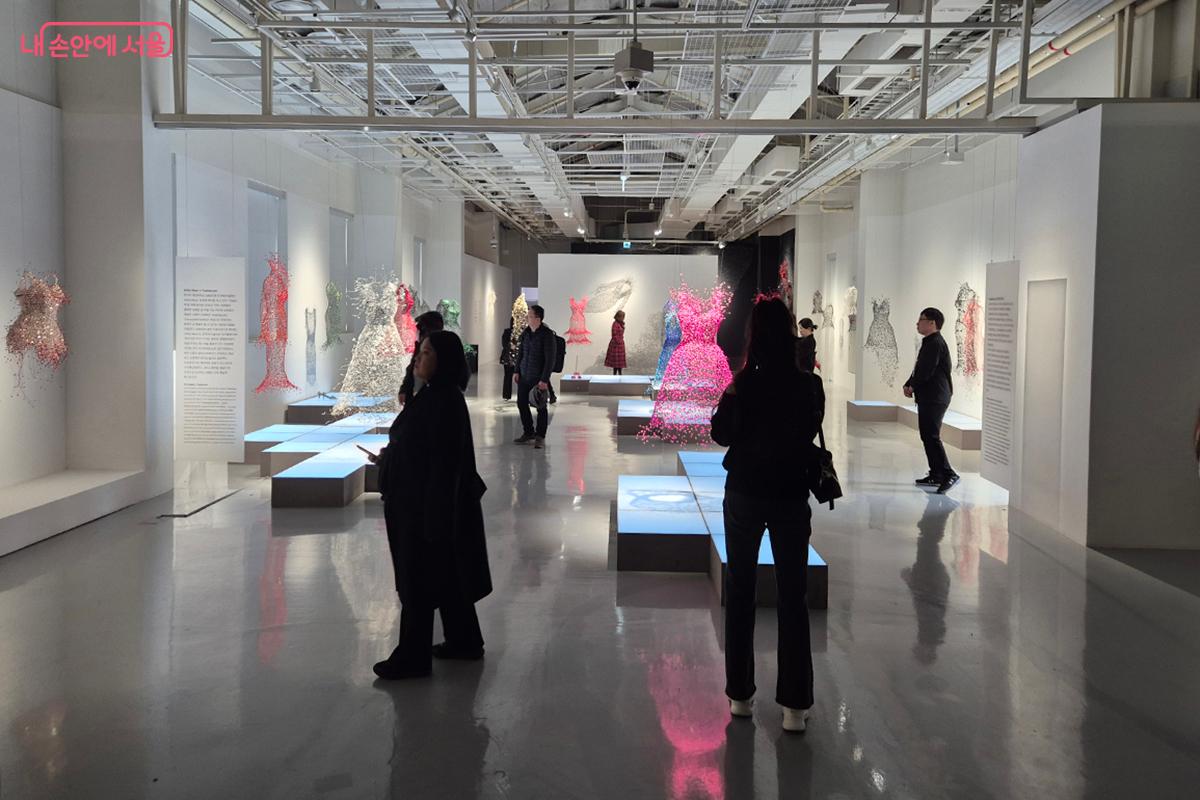 2018년 평창동계올림픽 피켓 요원의 '눈꽃 요정'의상을 만들었던 금기숙 작가의 내공이 고스란히 느껴진다.