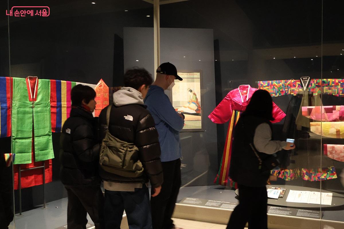 박물관 제1전시관 <한국인의 하루>, 17세기부터 20세기까지 우리 조상들의 하루 일과를 시각적으로 재현하여 삶의 궤적을 보여준다. &copy;김대진