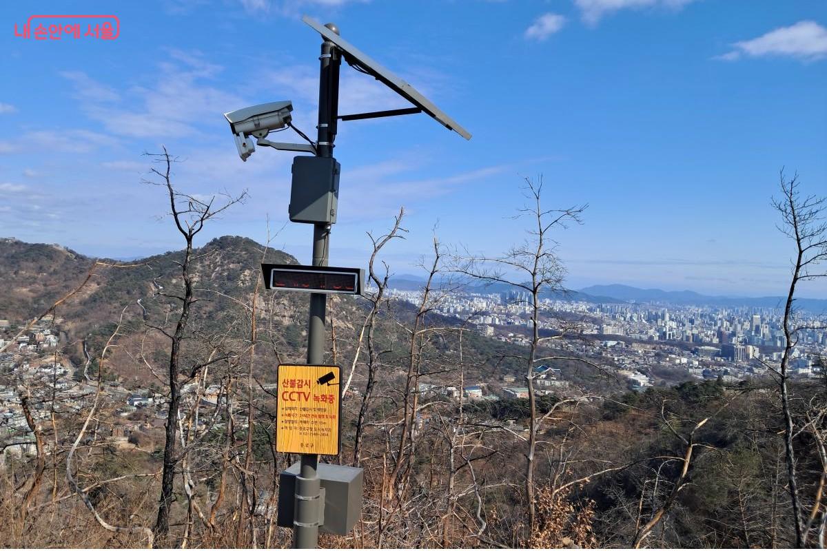 인왕산 기차바위 정상 인근에 설치되어 24시간 묵묵히 실시간으로 산불을 감시하는 CCTV