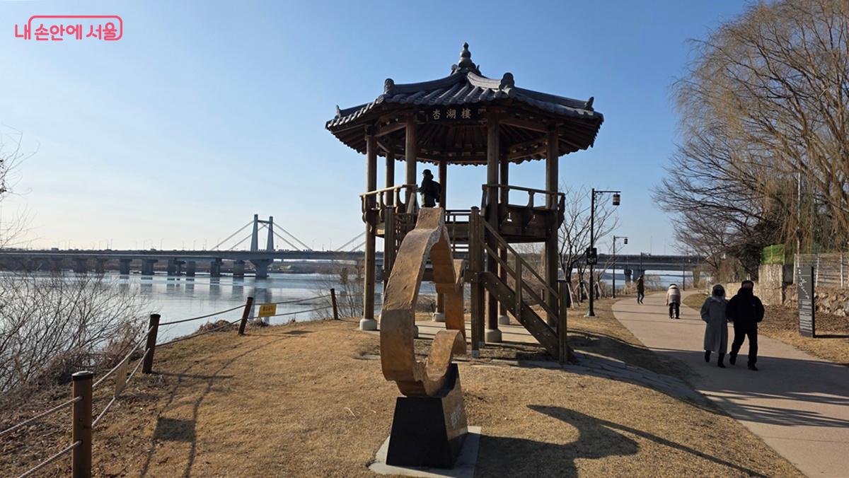 행주산성 역사공원 정자 행호정과 고기 모양의 포토존 모습 ⓒ최용수
