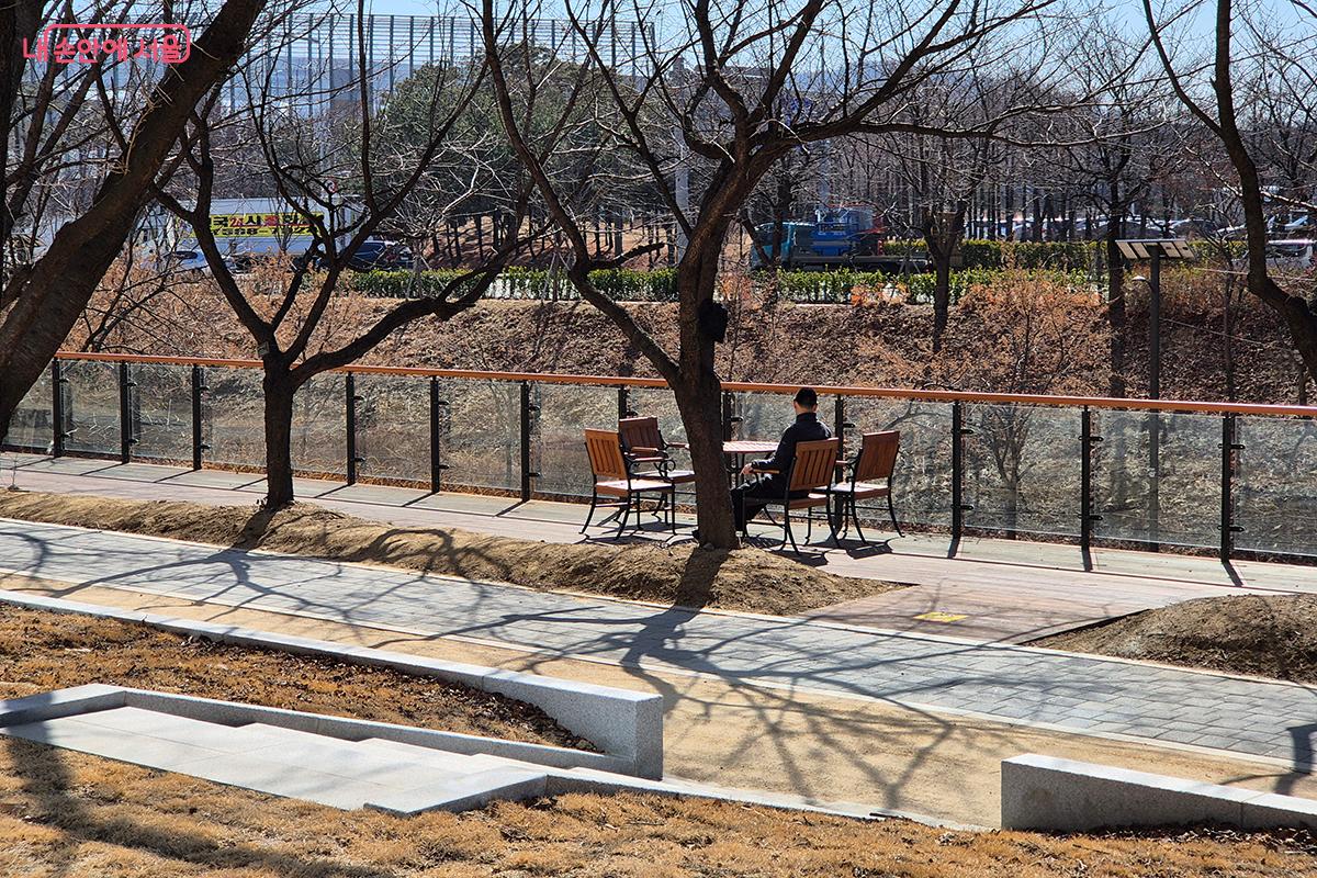 하천을 한눈에 조망할 수 있는 전망데크와 휴식을 취하고 있는 시민들의 모습 &copy;정향선