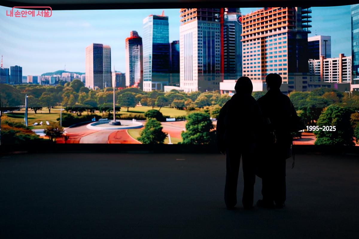 벽면에 커다랗게 설치된 파노라마 영상