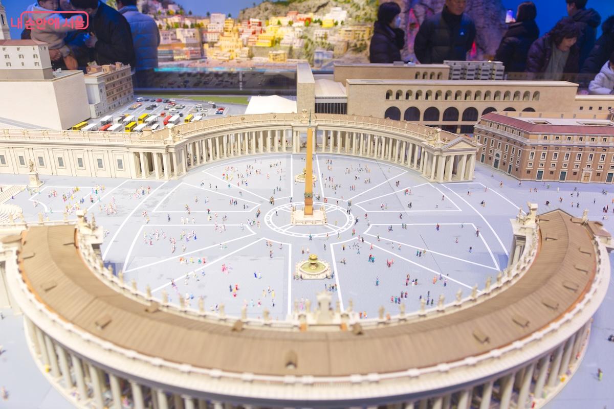 이탈리아 곳곳의 유명 관광지를 그대로 옮겨 놓은 듯한 세밀한 묘사가 압권이다