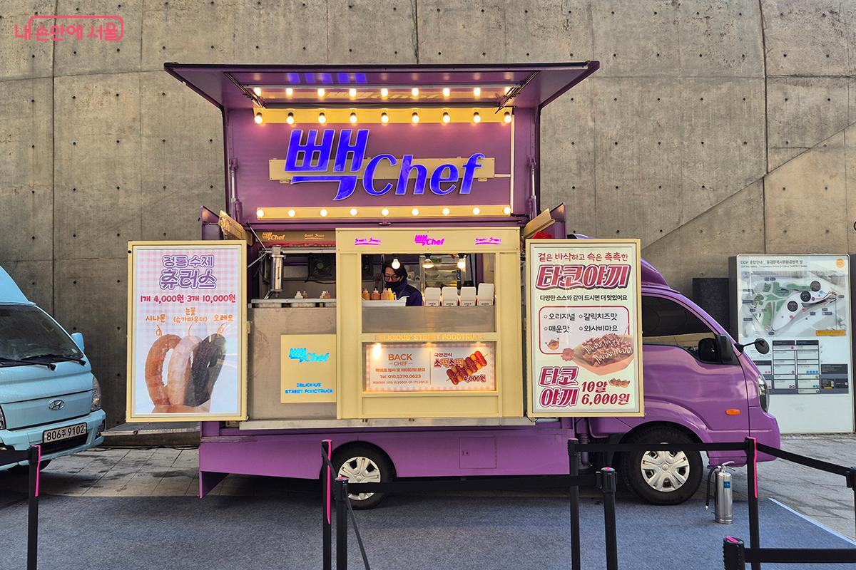 이동식 푸드트럭 '빼Chef'에서 츄러스와 타코야키를 판매했다. &copy;백승훈