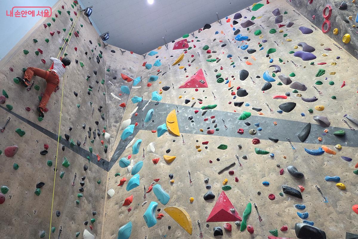 북한산 국제클라이밍센터는 실외벽과 실내벽을 동시에 갖추고 있다. ©정민호