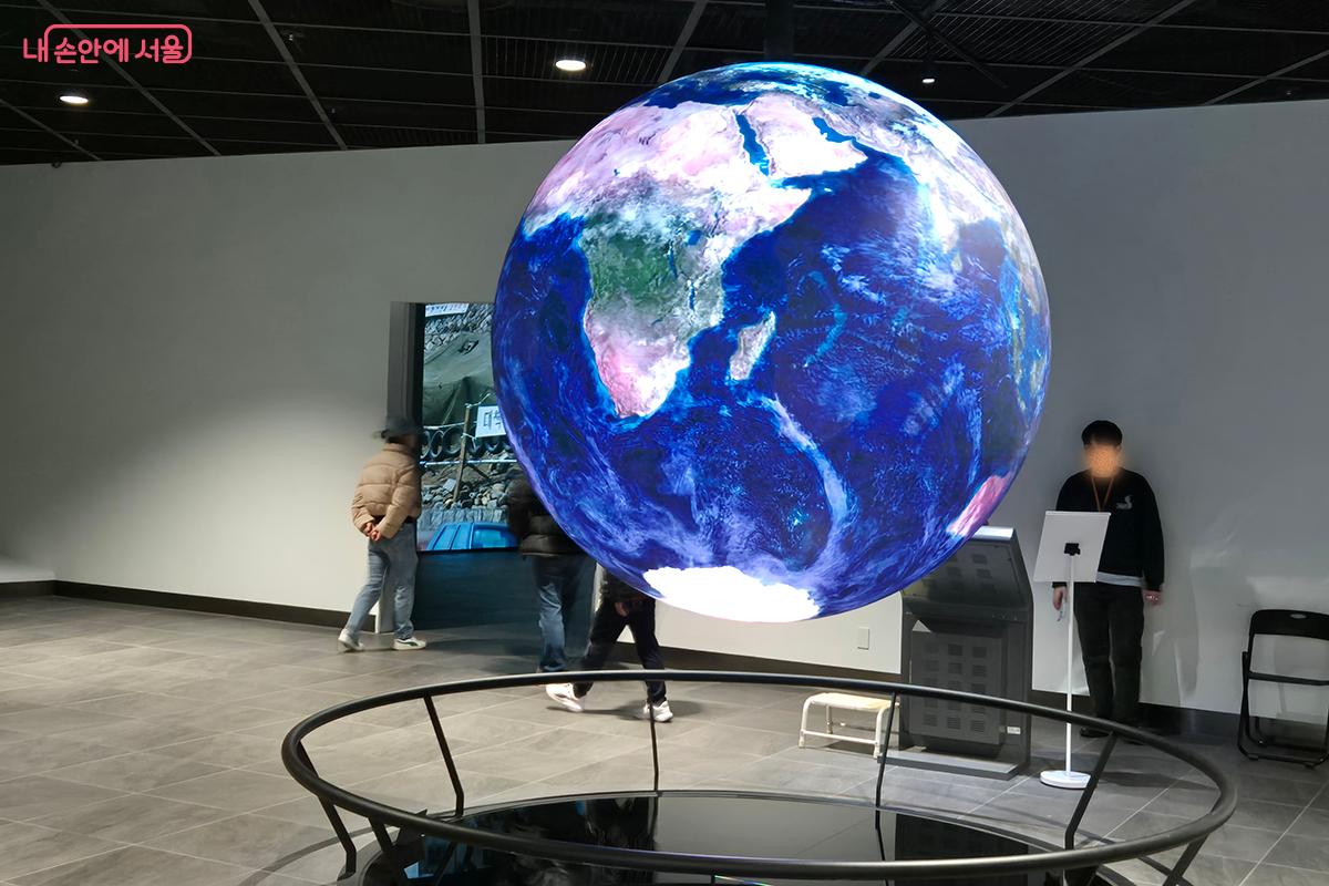 &lsquo;내친구서울 2관&rsquo;은 전시 공간 입구에 마련된 지름 2m 지구 모양의 대형 &lsquo;미디어 스피어&rsquo; &copy;이혜숙