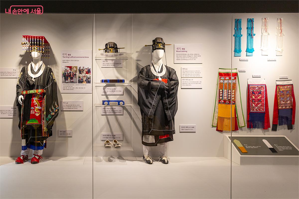 왕실 복식을 직접 입어보는 전통의상 체험을 해볼 수 있다. ⓒ문청야