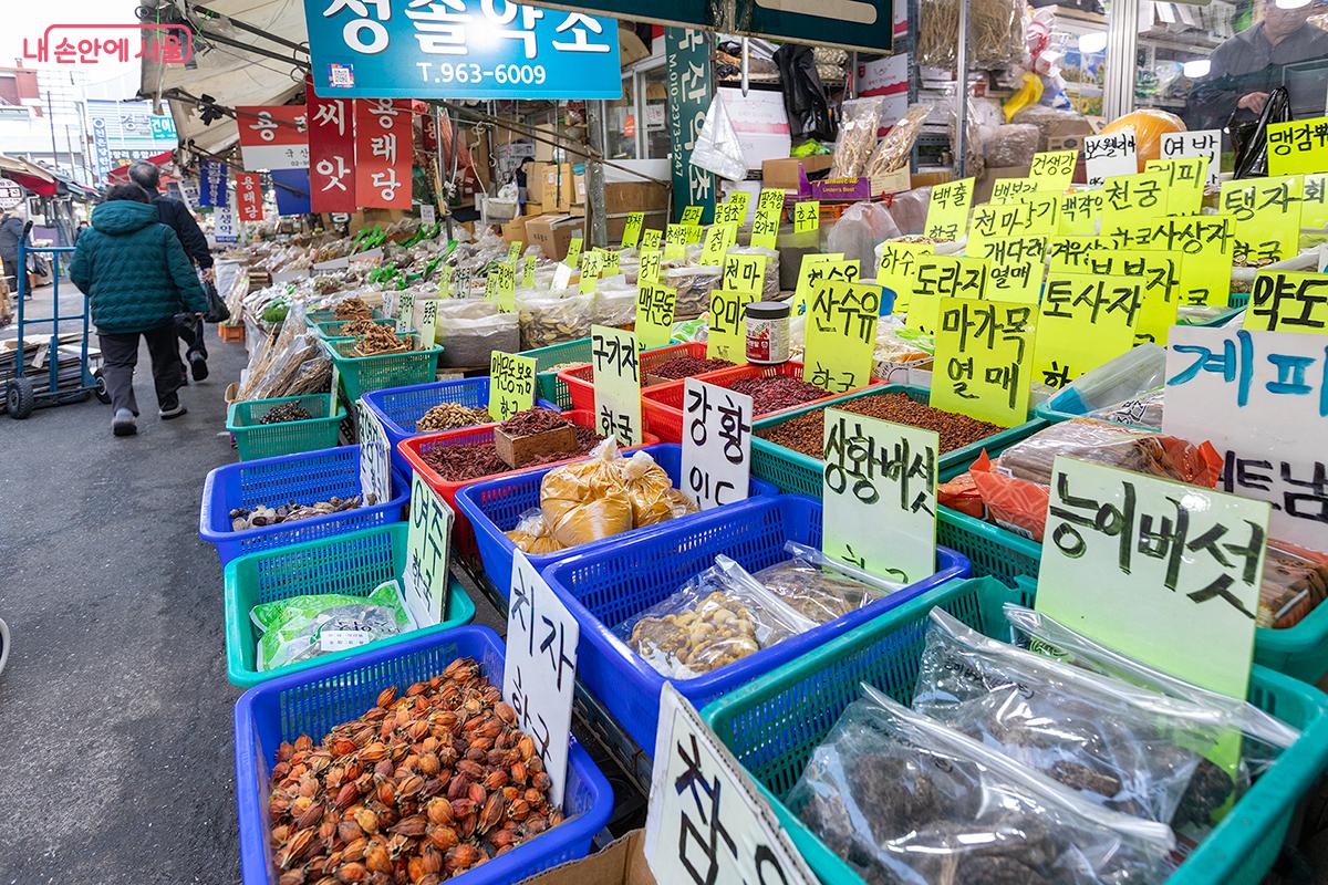 서울약령시와 맞닿아 있어 다양한 한약재를 직접 보고 구입할 수 있다. &copy;문청야