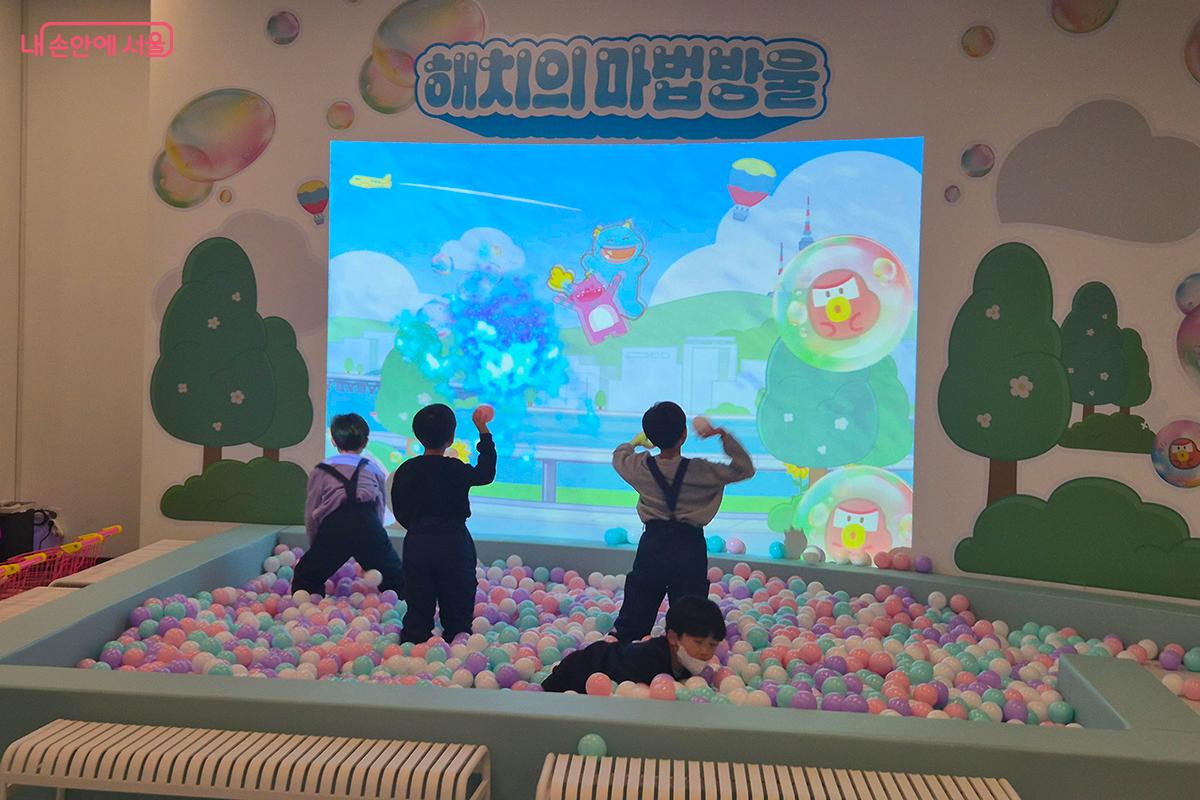 즐겁게 놀면서 서울시 건강 정책을 체험해 볼 수 있는 &lsquo;해치의 마법 방울&rsquo; 