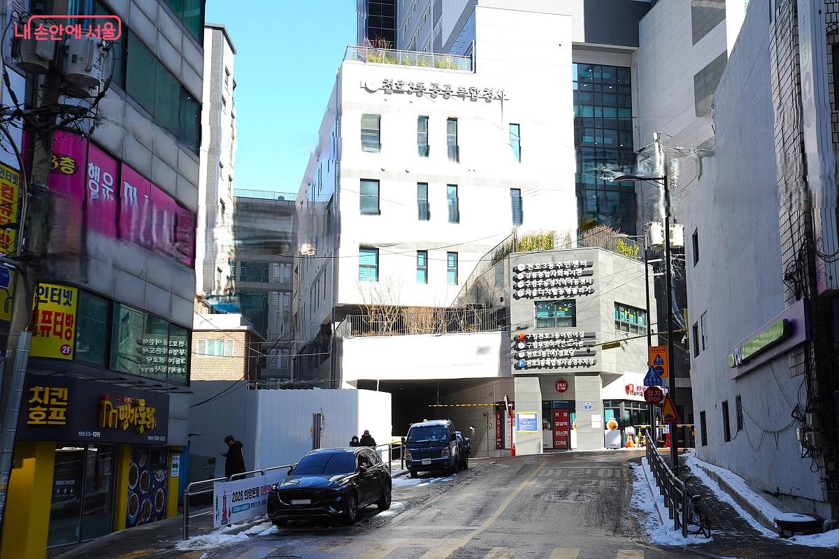 강동센터는 천호3동 공공복합청사 4층에 위치한다. ©조수봉