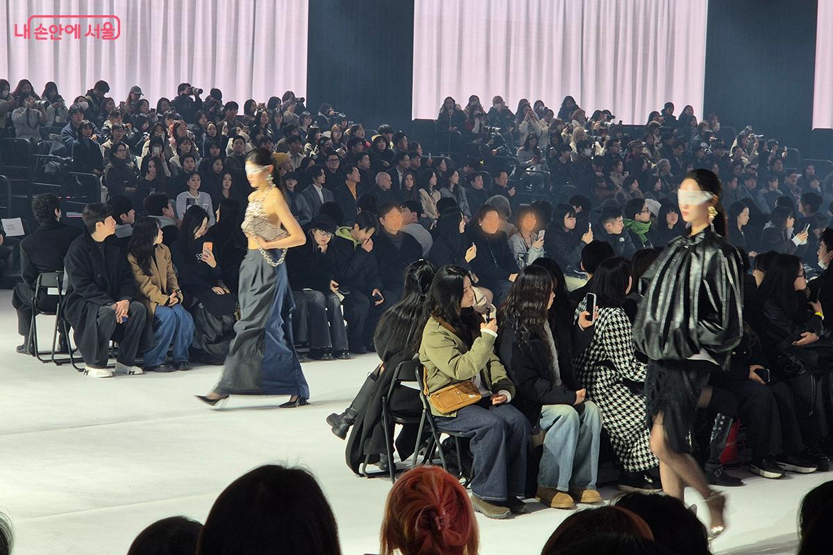 &lsquo;뮌(M&Uuml;NN)&rsquo;의 시그니처 아이템으로 유명한 셀비지 장식이 들어간 의상 &copy;백승훈