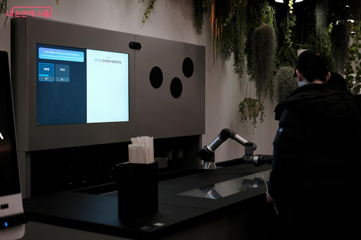 커피뿐 아니라 다양한 음료를 판매하는 로봇카페 &copy;김아름