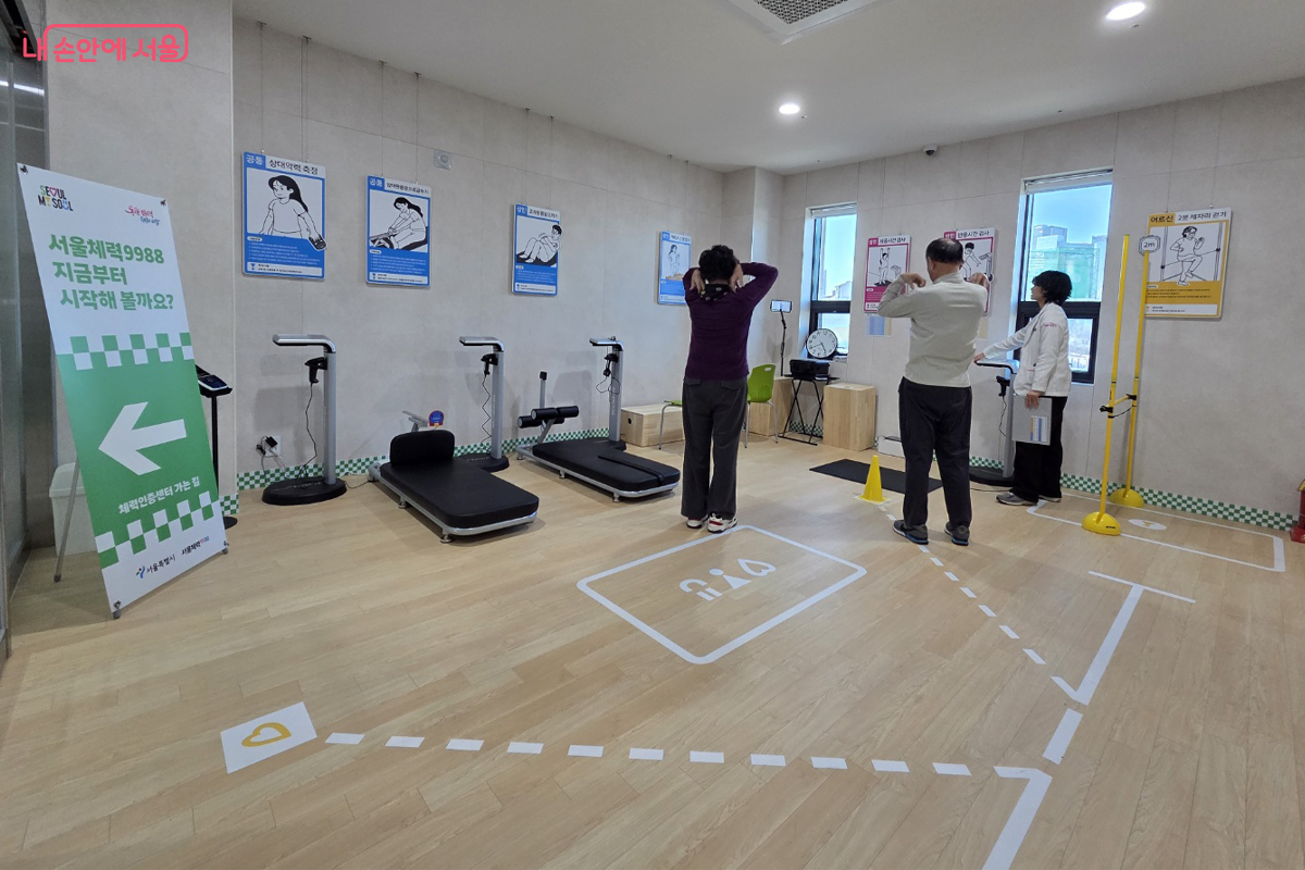 체력 측정에 앞서 모니터에 나오는 동작을 따라 준비 운동 &copy;장미화