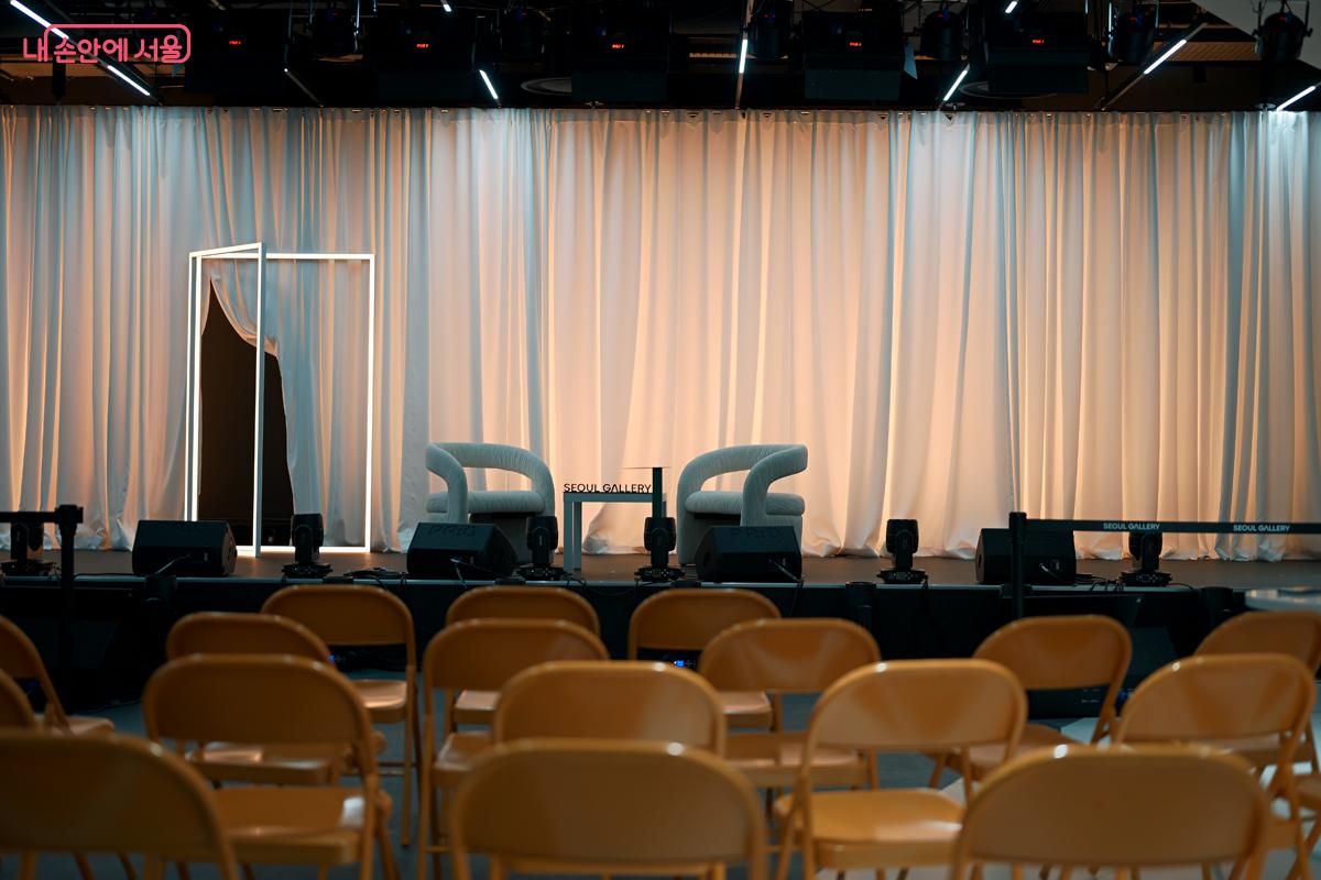갤러리 중앙에 마련된, 아티스트와 강연자를 위한 소규모 무대