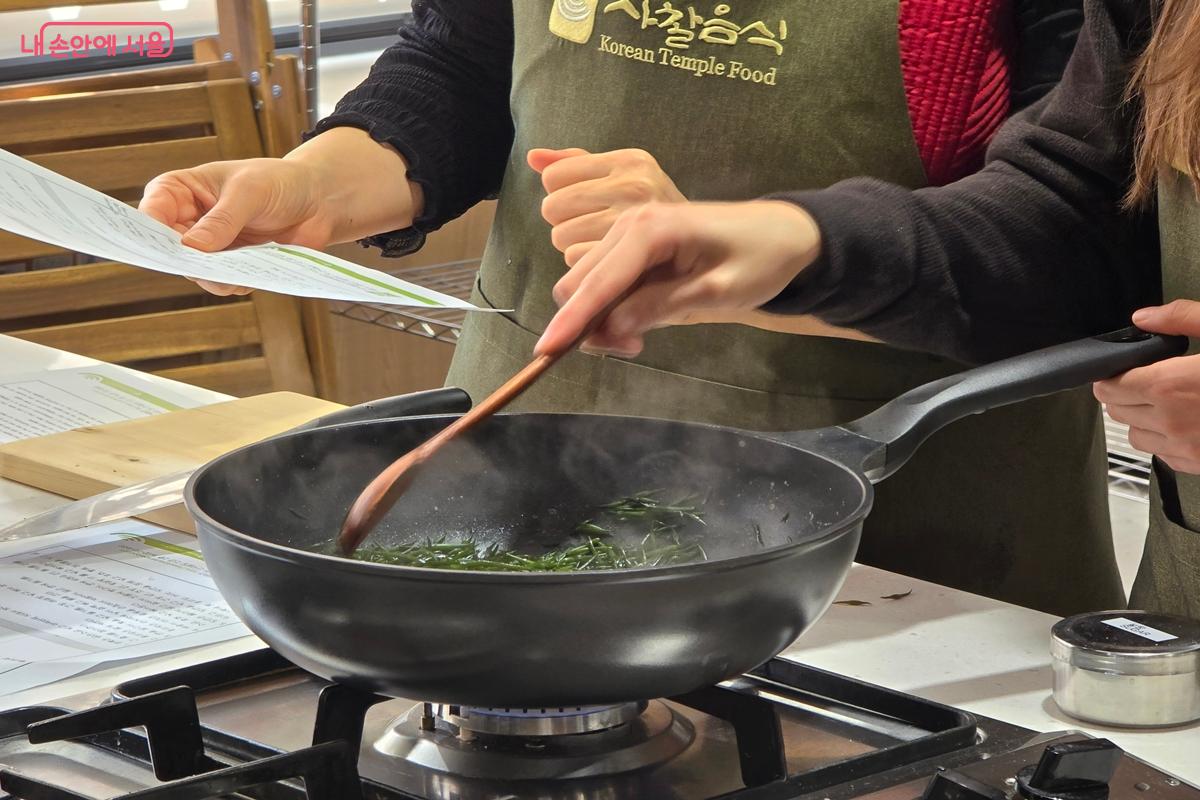 잡채에 제철 수산물 생톳을 활용하는 점이 이번 사찰음식의 특징이다. @강사랑