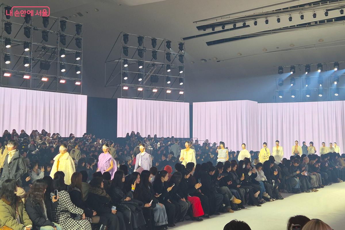 패션쇼를 통해 2026년 새로운 시즌의 패션 트렌드를 미리 만나볼 수 있었다. &copy;백승훈