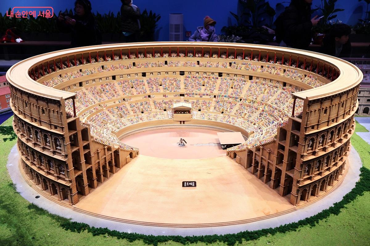 로마 콜로세움: 로마 한 가운데에 있는 거대한 원형경기장 &copy;김대진  