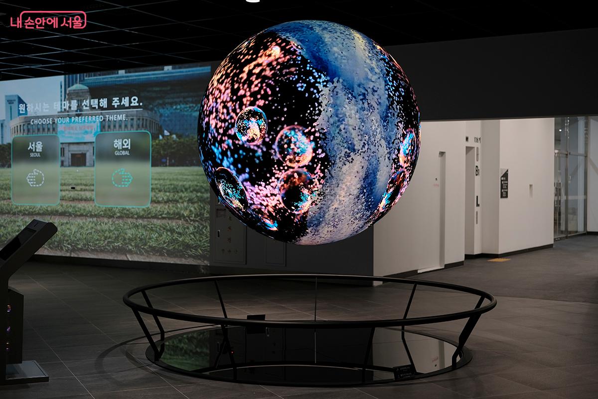 &lsquo;내 친구 서울 2관&rsquo;에서 만나볼 수 있는 미래서울도시관의 &lsquo;스피어 커넥티드 키오스크&rsquo; ⓒ김아름
