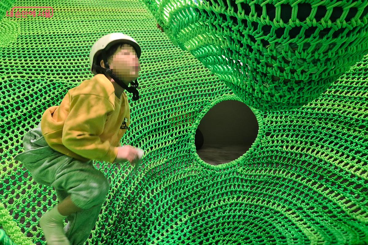 아이들은 공예품 안에 들어가 작품과 하나가 되어 마음껏 뛰놀 수 있다.