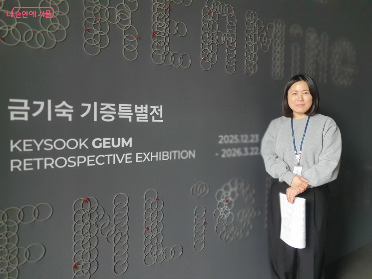 서울공예박물관 김성미 학예연구사에게 전시 관람 포인트를 물었다. ©엄윤주