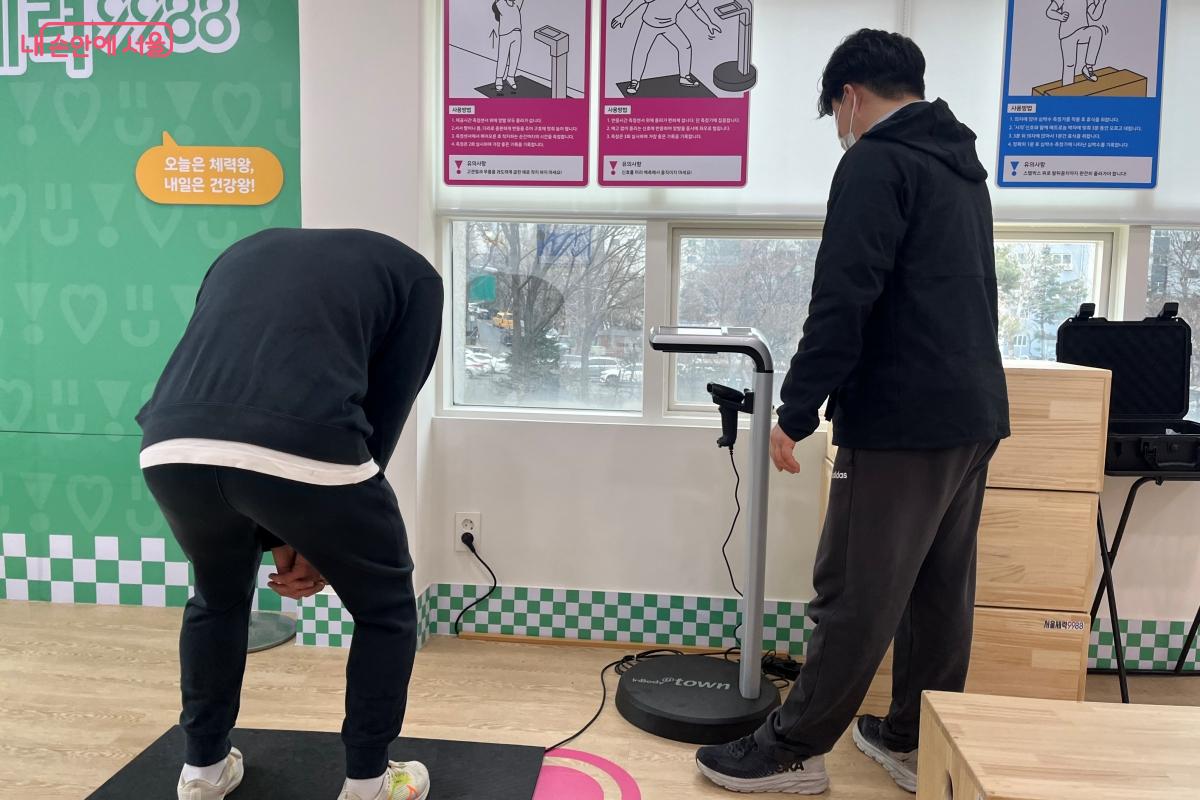 민첩성(전신 반응 검사), 순발력(체공시간 측정) 측정을 하는 시민 &copy;김연희