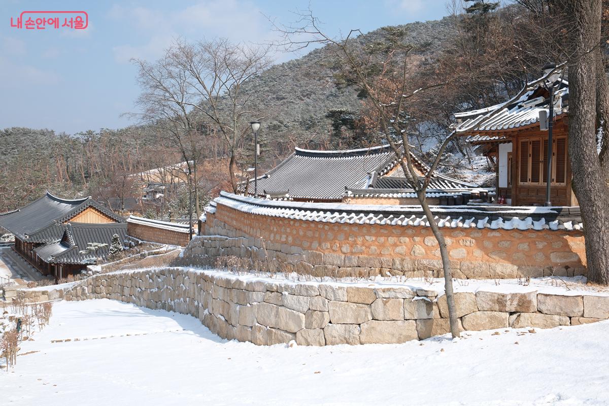 한옥마을보다 좀 더 고즈넉한 분위기를 느낄 수 있는 진관사 &copy;박우영