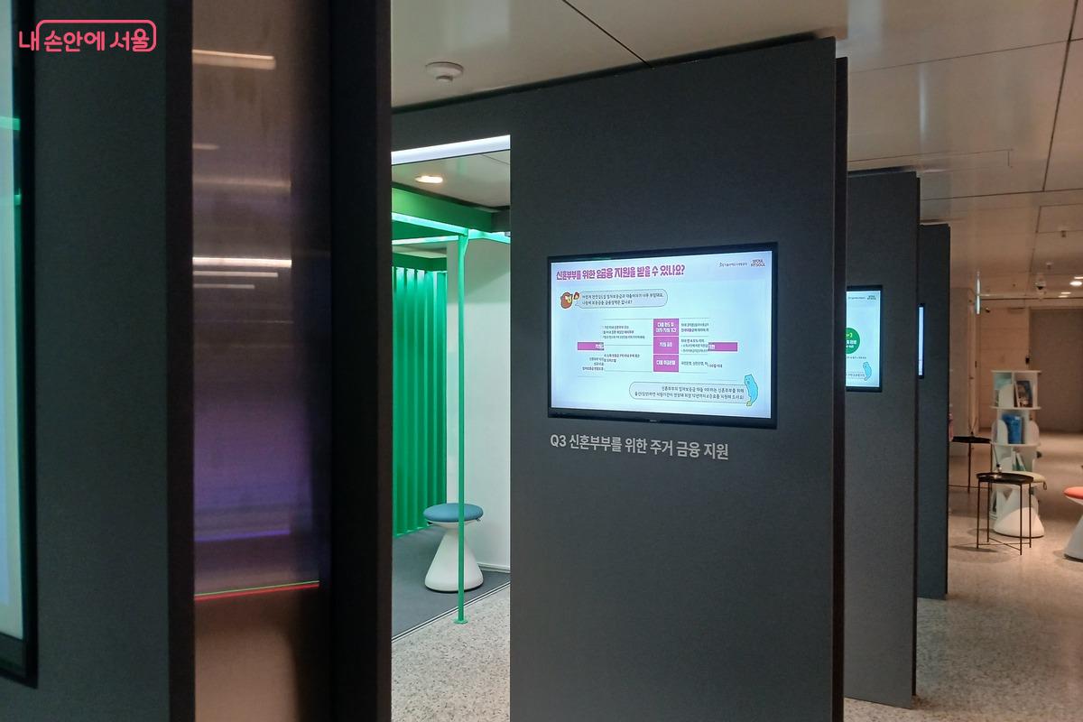 곳곳에 안내되어있는 전시 영상들ⓒ유지민