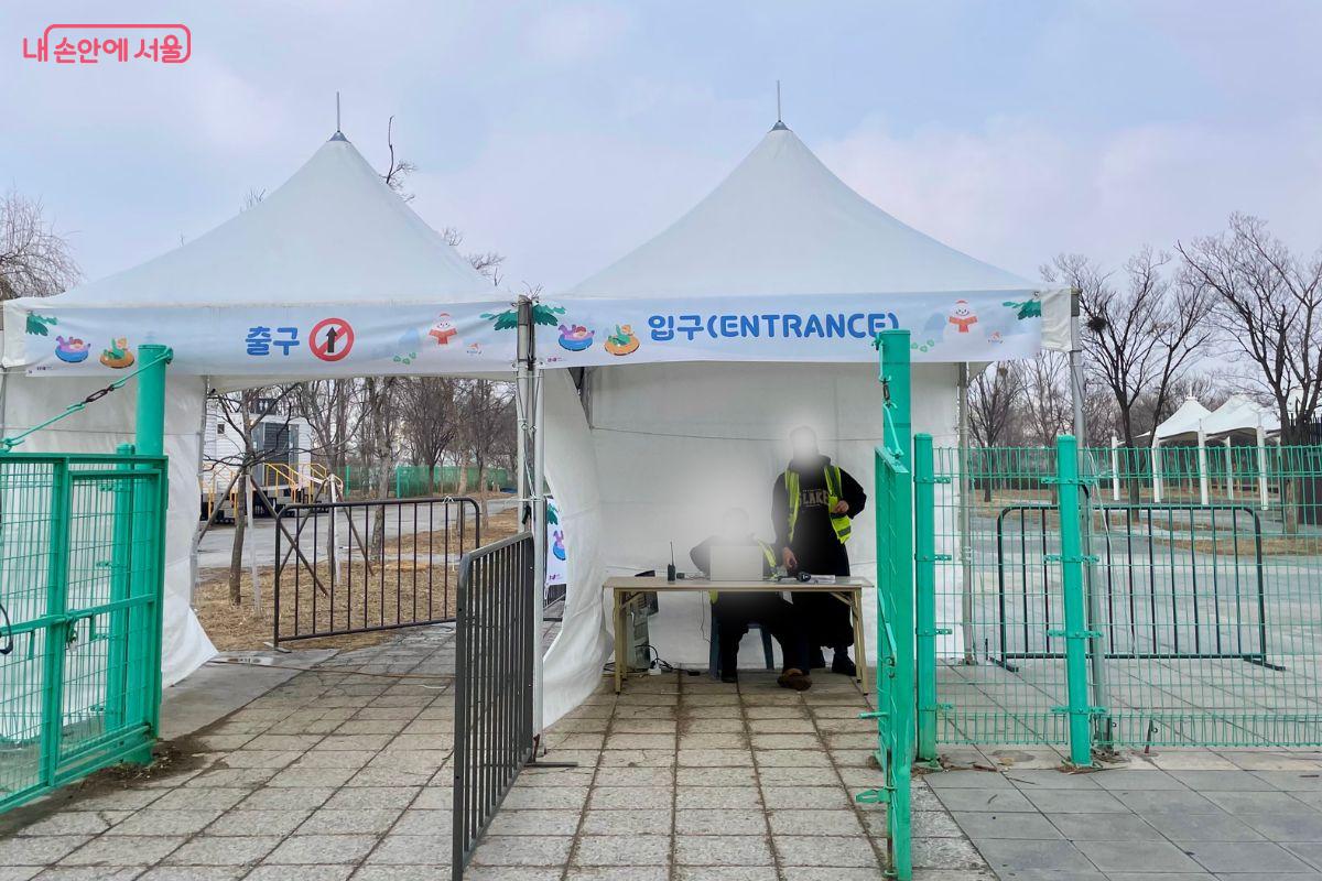 한강 눈썰매장 입구 모습. 입장권 확인 후 입장이 가능하다.