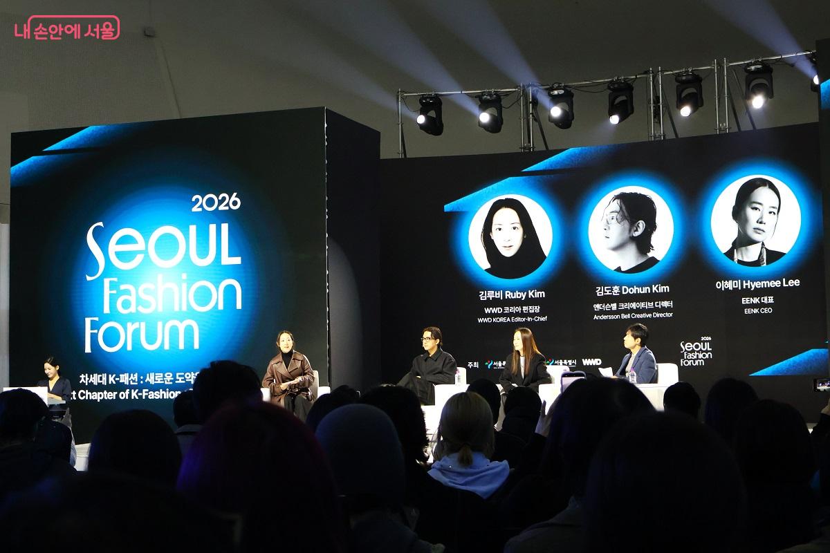 패널 토크에는 WWD코리아 김루비 편집장의 사회로 앤더슨벨의 김도운 크리에이티브 디렉터, EENK의 이혜미 대표, 클로버추얼패션 전인용 CTO가 참석해 그들의 현장 경험을 생생하게 들려주었다. &copy;이봉덕