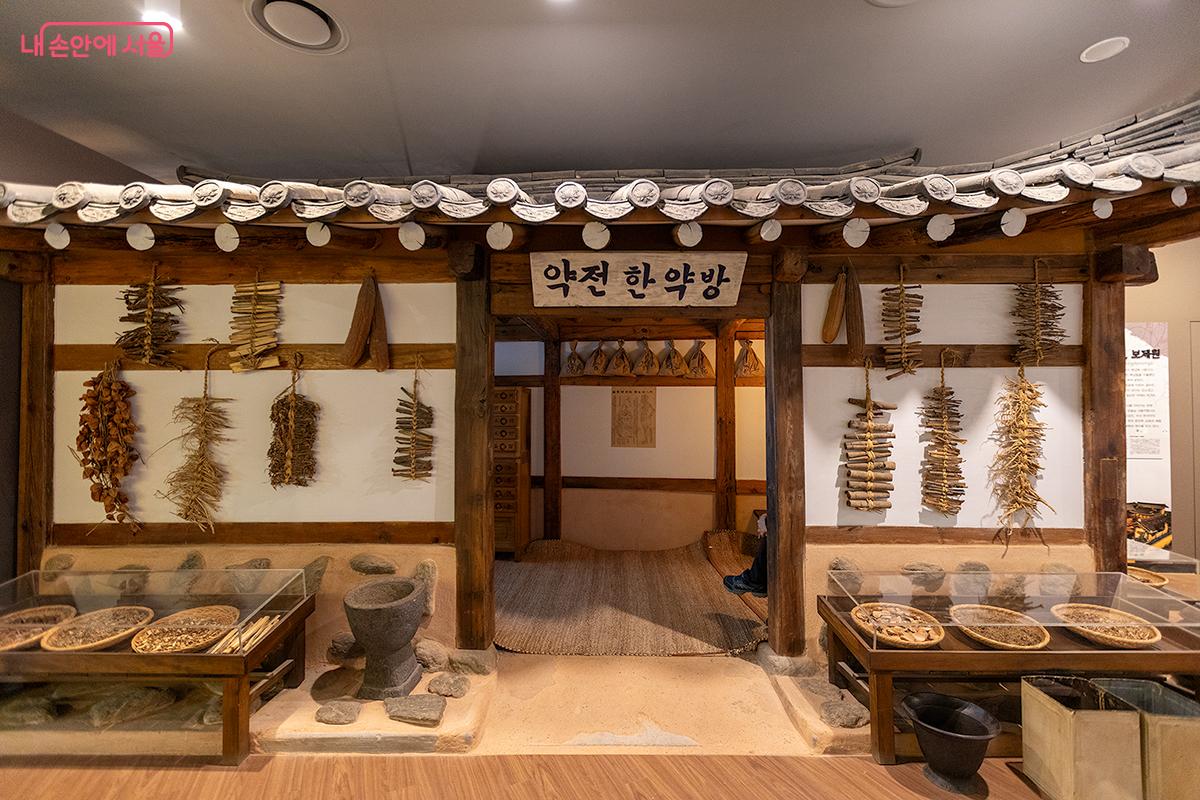 전통 한약방을 재현한 전시 공간으로 옛 한의학의 생활상을 생생하게 보여준다. &copy;문청야