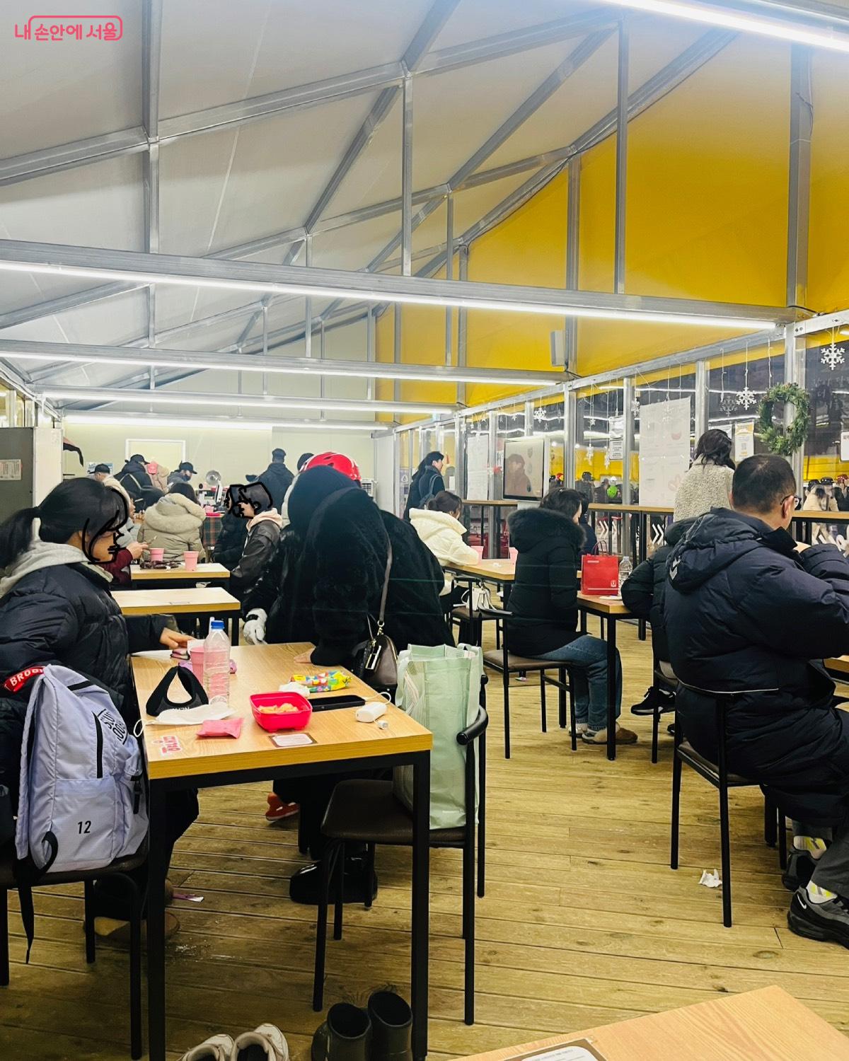 간단한 간식을 먹거나 쉴 수 있는 간이 휴식 공간이 꾸며져 있다