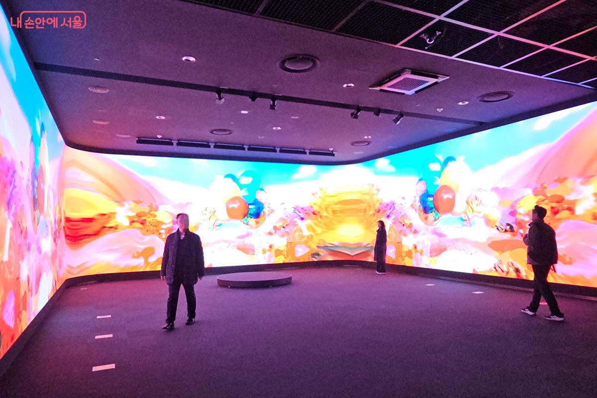 3면 미디어월 공간에서 서울의 정책과 비전을 미디어아트로 감상하는 시민들 ©오도연