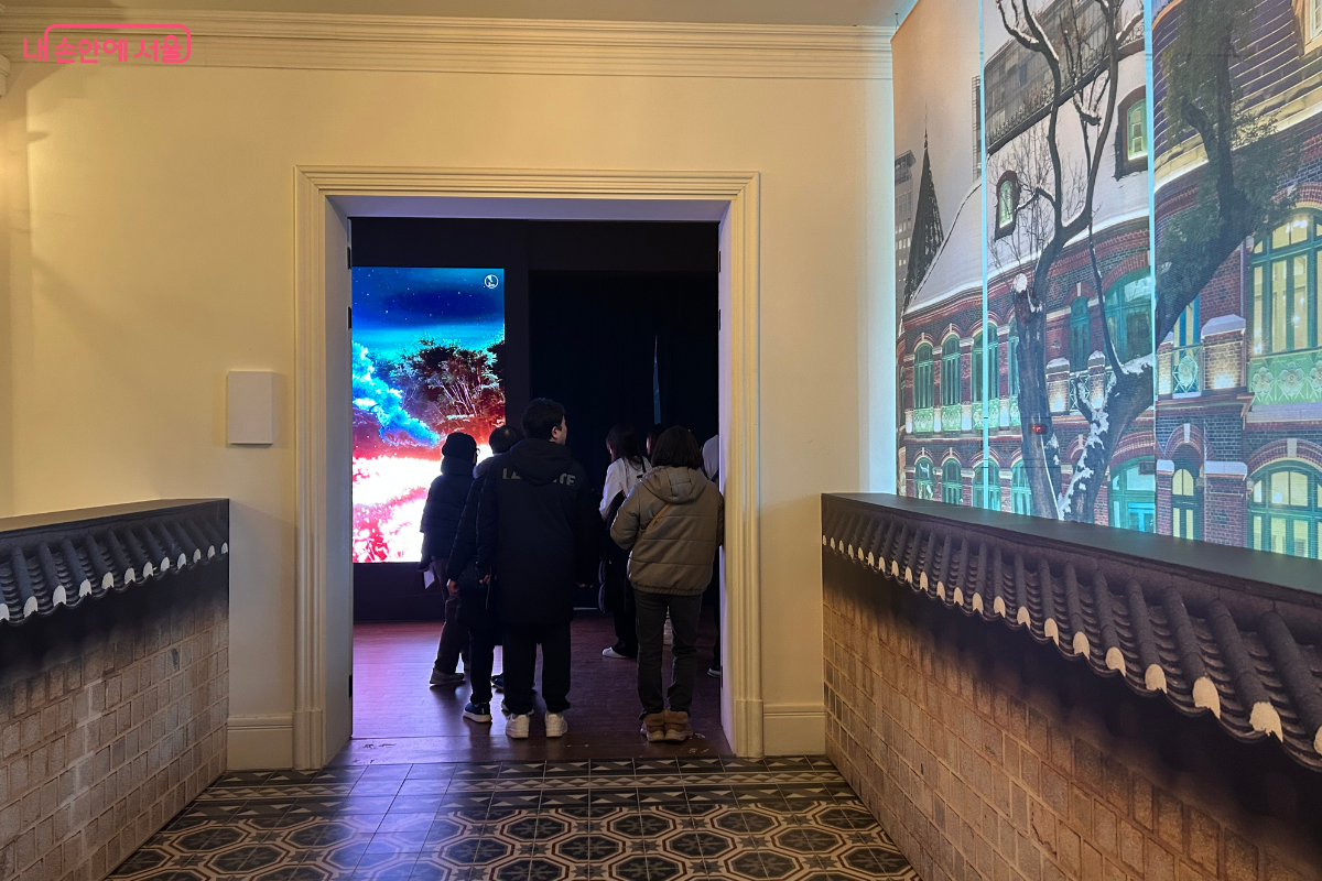 캐릭터를 따라 이동하며 전시를 관람했다. ©류한민