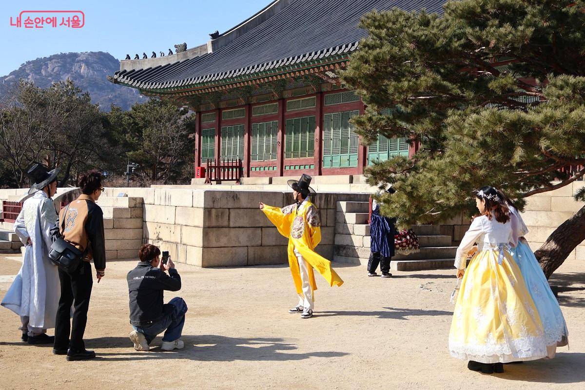 경회루 남쪽 수정전 앞에서 한복을 입은 시민들이 기념 사진을 찍는 모습 &copy;김대진
