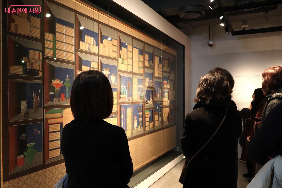 &lsquo;책가도 병풍&rsquo;은 조선 후기 선비들의 지적 욕구와 공예 취향을 보여주는 작품이다. &copy;김대진 