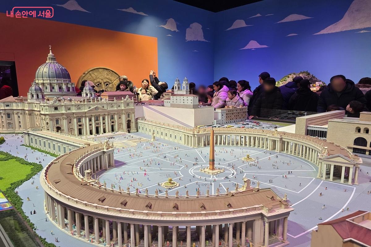 성베드로성당 모형물. 뜯어볼수록 정교하기 그지없다. ⓒ강사랑