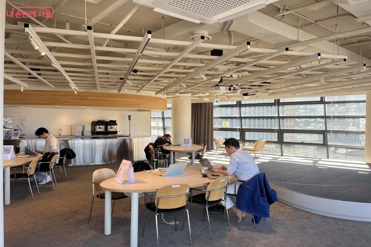 아트코리아랩 공유 오피스에서 작업 중인 시민들의 모습 ©신진