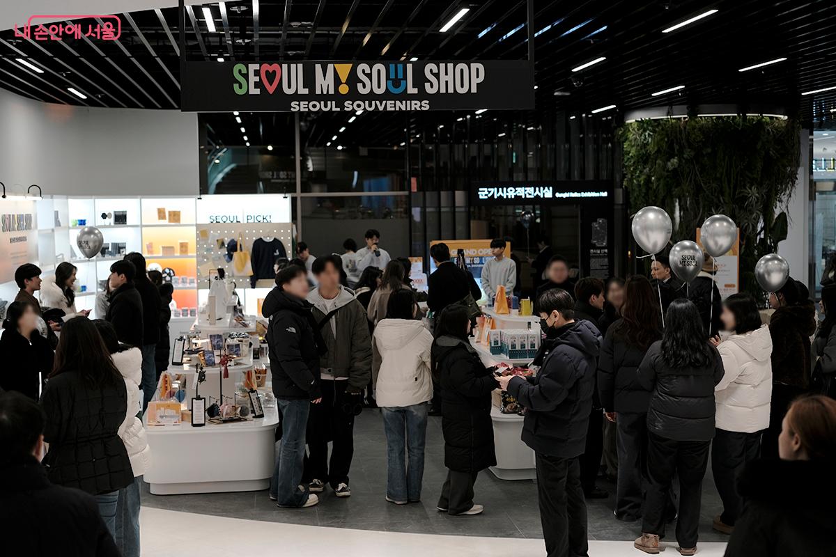 서울시의 브랜드 가치를 담은 굿즈 판매처인 &lsquo;서울마이소울샵&rsquo; &copy;김아름