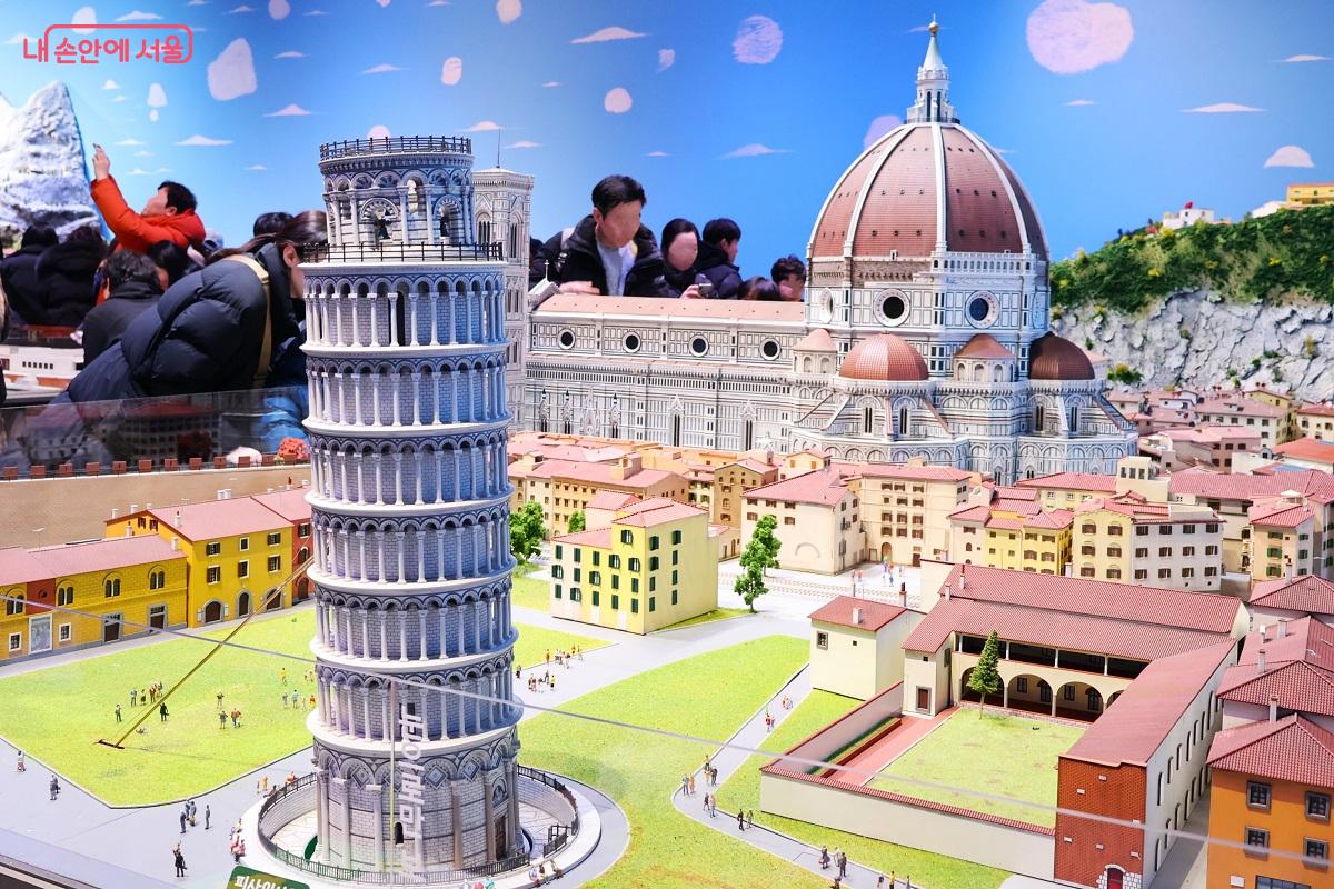 피사의 사탑: 피사 대성당 옆에 서 있는 높이 약 56m의 종탑, 공사 중 땅이 부드러워서 가라앉으며 탑이 기울기 시작했으나 무너지지 않고 지금까지 서 있다. &copy;김대진 