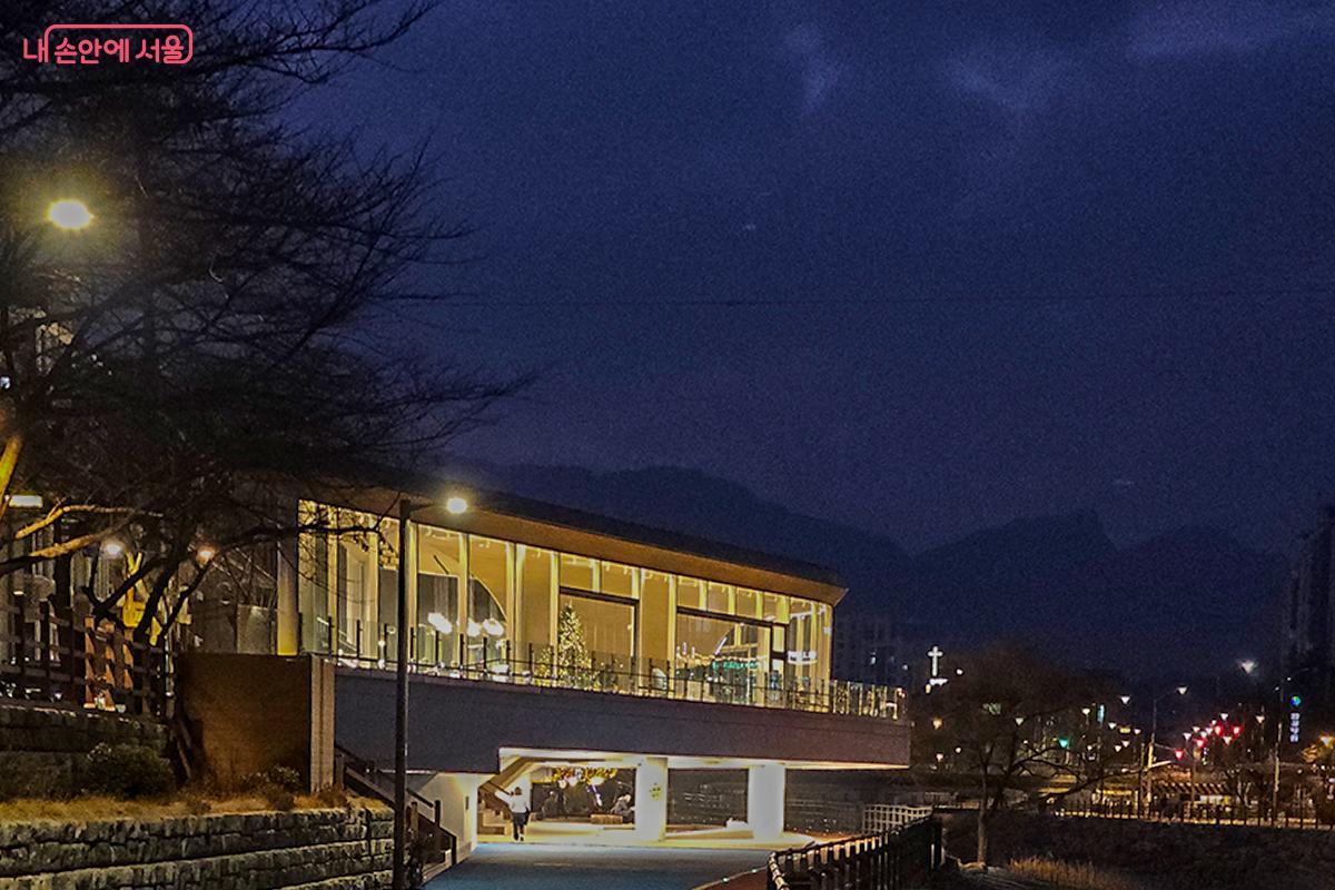 하루가 저무는 시간, 우이동 수변의 밤 풍경 ⓒ장신자