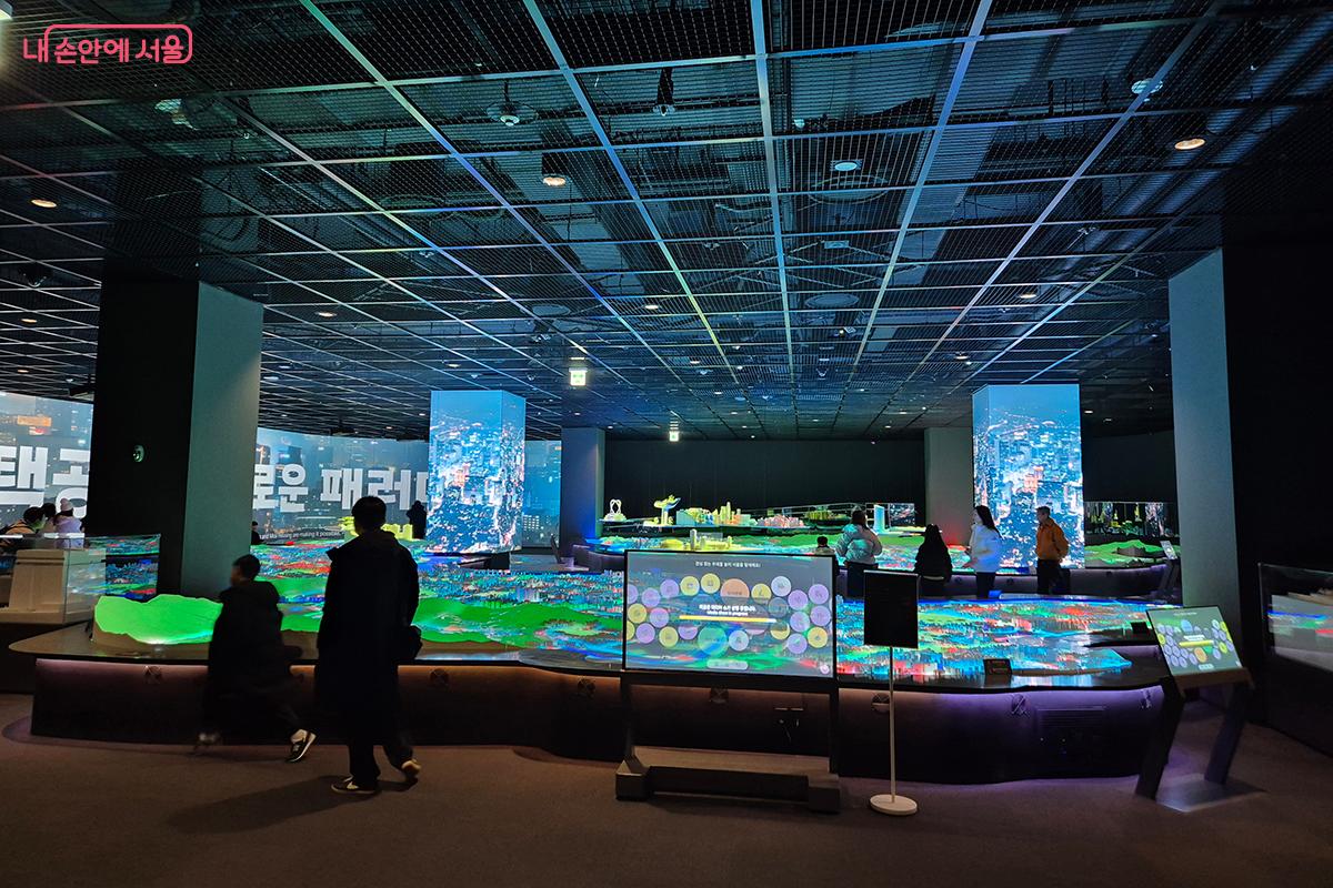 1600:1 스케일로 축소된 서울시 전체 지도 모형 위에 시가 역점사업으로 추진 중인 주요 사업지의 세부 모형을 확인할 수 있다. &copy;이혜숙